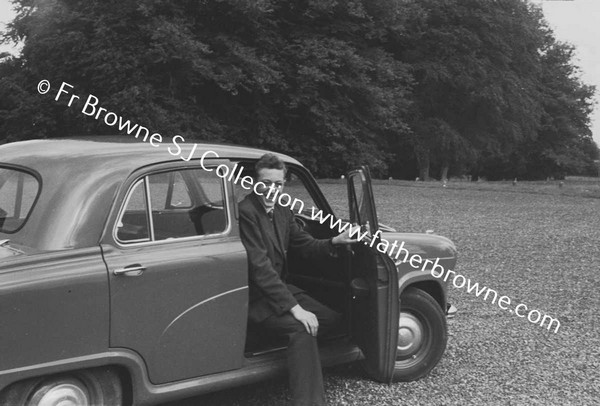 TED BROWNE (OF NAAS) AND FAMILY WITH CAR